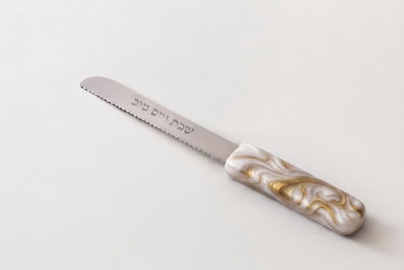 Pearl Gold challah knife with שבת ויום טוב engraved.