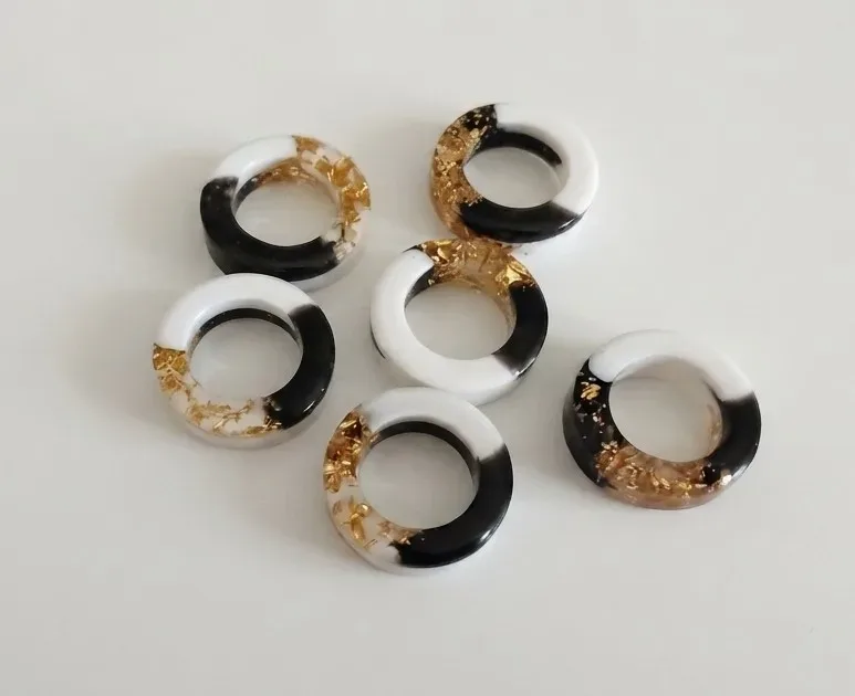 Black-white elegance napkin rings set